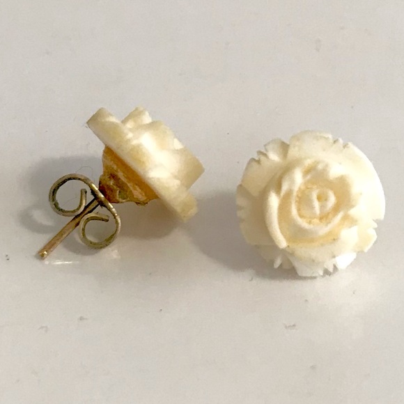 Vintage Flower stud earrings - white - Picture 3 of 4